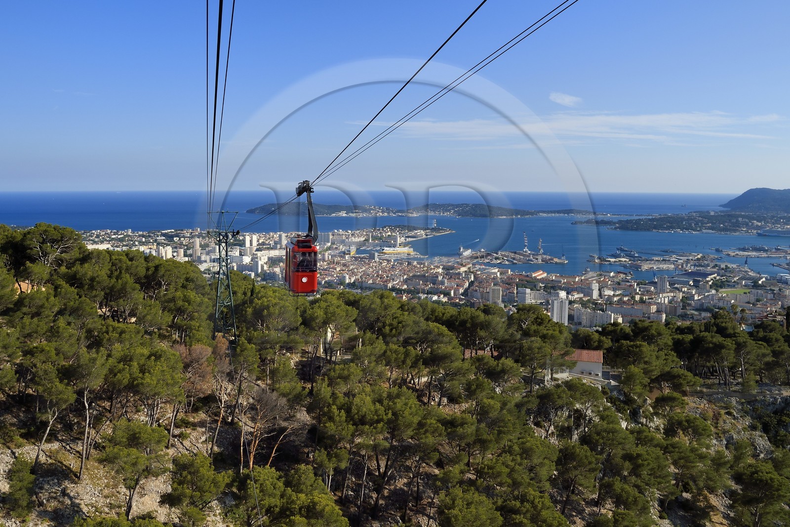France, Var (83), Toulon, le téléphérique depuis le Mont Faron, la ville et le port militaire (Arsenal) ainsi que la presqu'Ile de Saint-Mandrier dans la rade en arrière plan