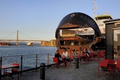 Norvège, Rogaland, Stavanger, terrasse de restaurant sur le port