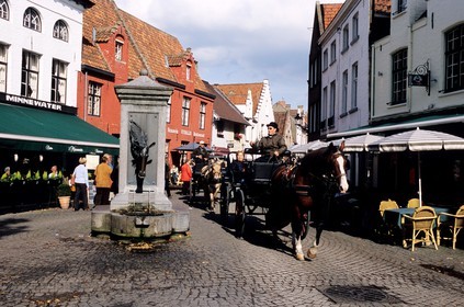 Belgique, Flandre-Occidentale, Bruges (Brugge), calèche sur le Wiingaard-plein