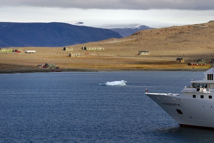 Groenland, cote ouest, Baie de North Star, Wolstenholme fjord, Dundas (Thulé), l'ancien comptoir établi dans les années 20 par Rasmussen et le bateau de croisière MS Hanseatic, la calotte glaciaire en arrière plan
