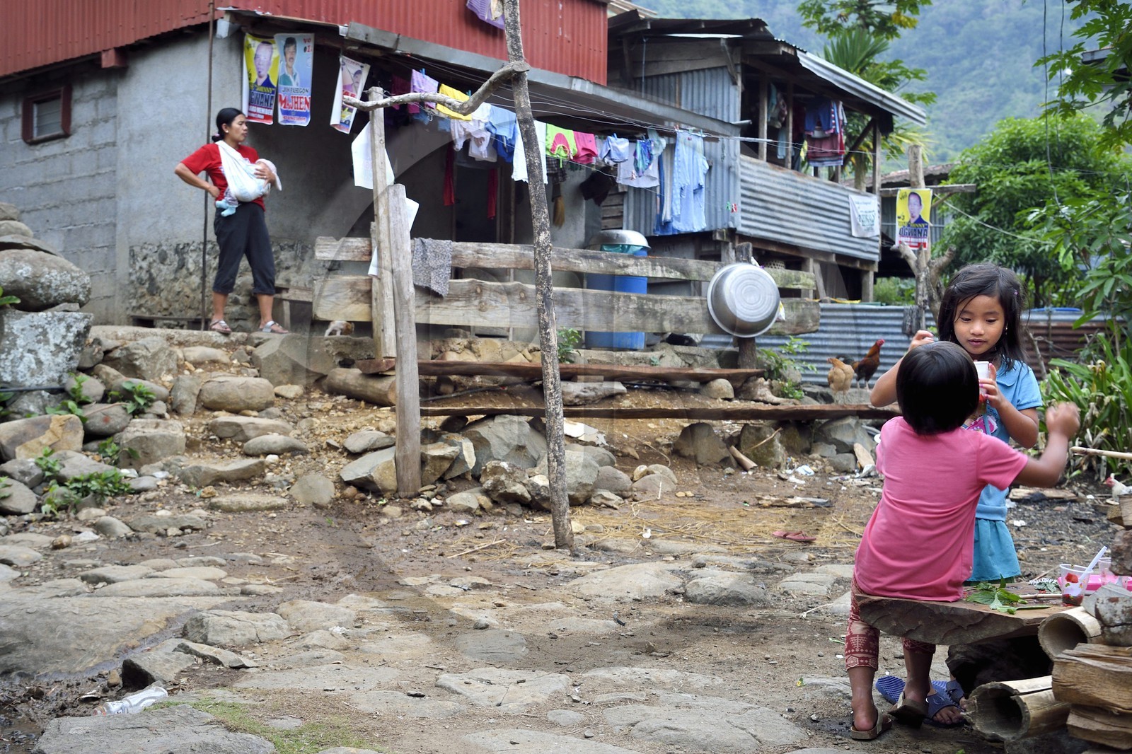 Philippines, province d'Ifugao, région de Banaue, village de Cambulo, jeux de fillettes