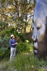 France, Var (83), Iles d'Hyères, parc national de Port Cros, Ile de Porquerolles, la Fondation Carmignac, une sculpture de Les trois alchimistes de Jaume Plensa, Charles Carmignac directeur de la Fondation Carmignac