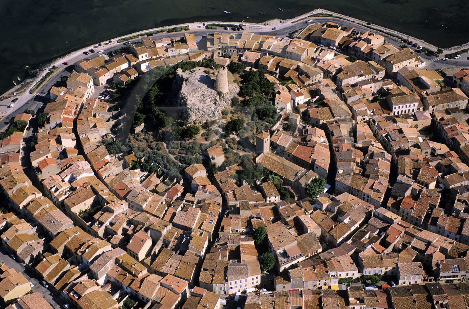 France, Aude (11), Gruissan, le vieux village enroulé autour de la tour Barberousse (vue aérienne)