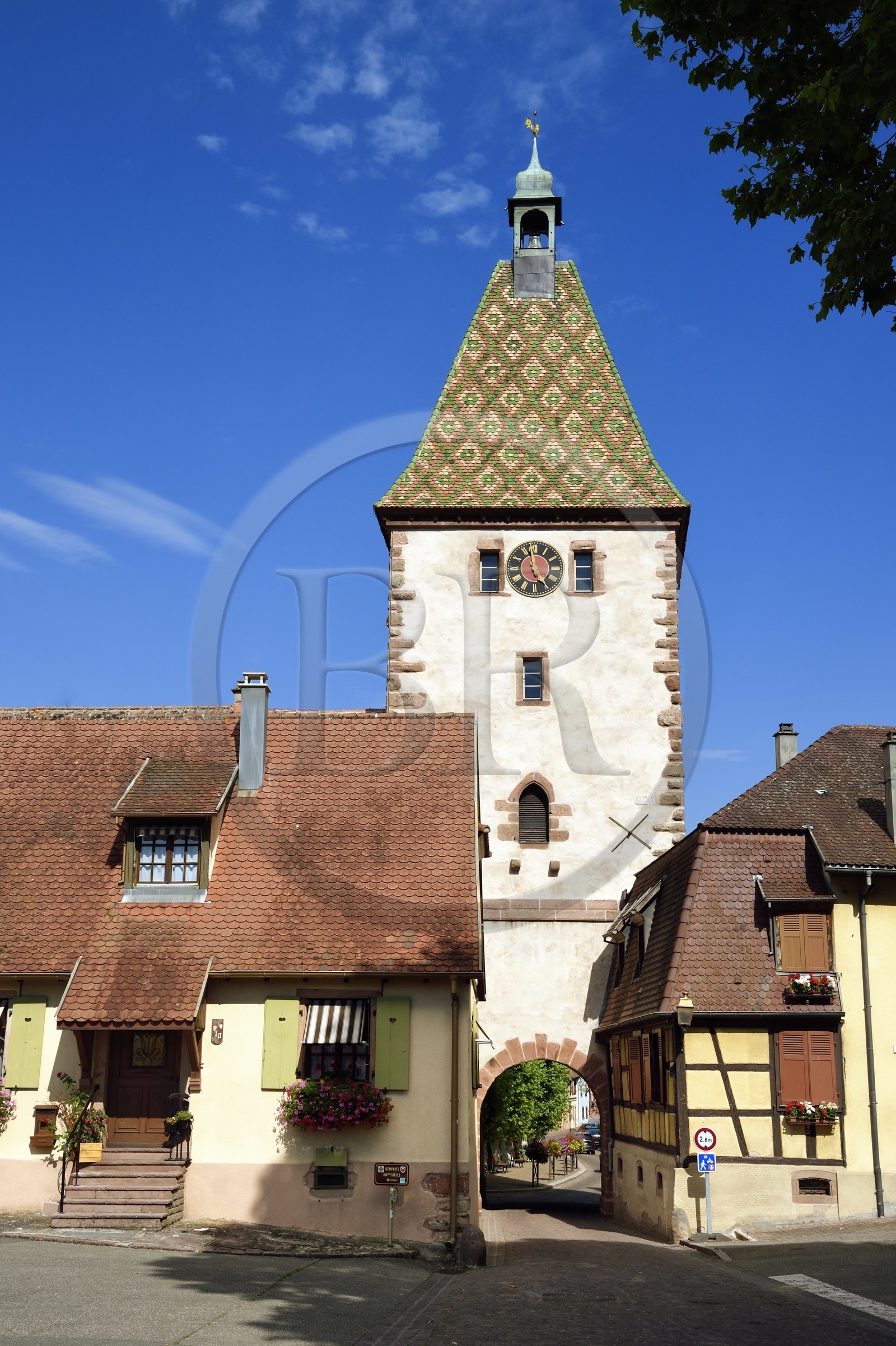 France, Haut-Rhin (68), Route des vins d'Alsace, Bergheim, la porte haute datant du XIVème siècle France, Haut-Rhin (68), Route des vins d'Alsace, Bergheim, la porte haute datant du XIVème siècle