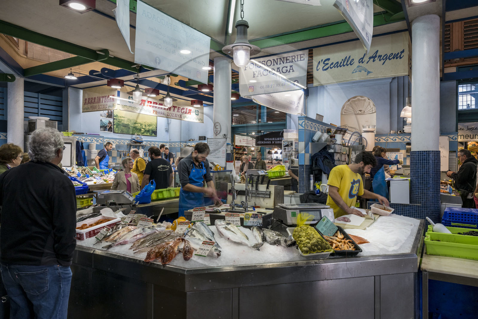 France, Pyrénées-Atlantiques (64), Pays-Basque, Saint-Jean-de-Luz, étal du marché couvert sous la halle