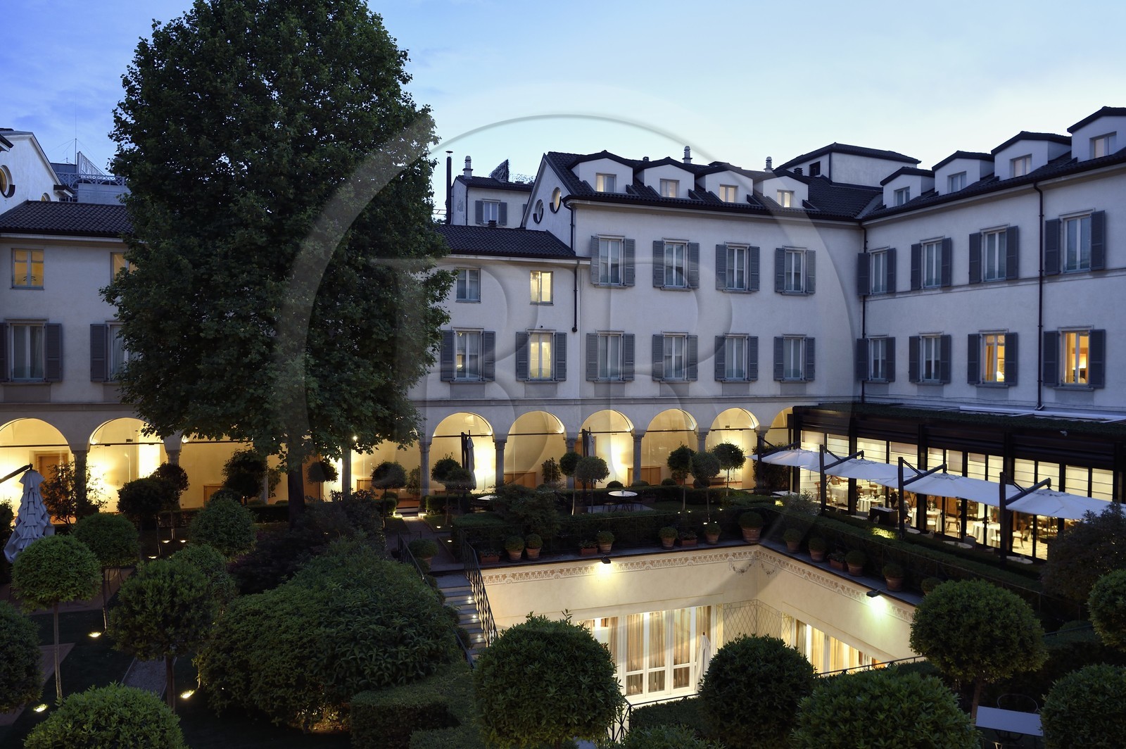 Italie, Lombardie, Milan, Quadrilatère de la Mode (Quadrilatero della moda), Four Seasons Hotel Milano, la cour intérieure