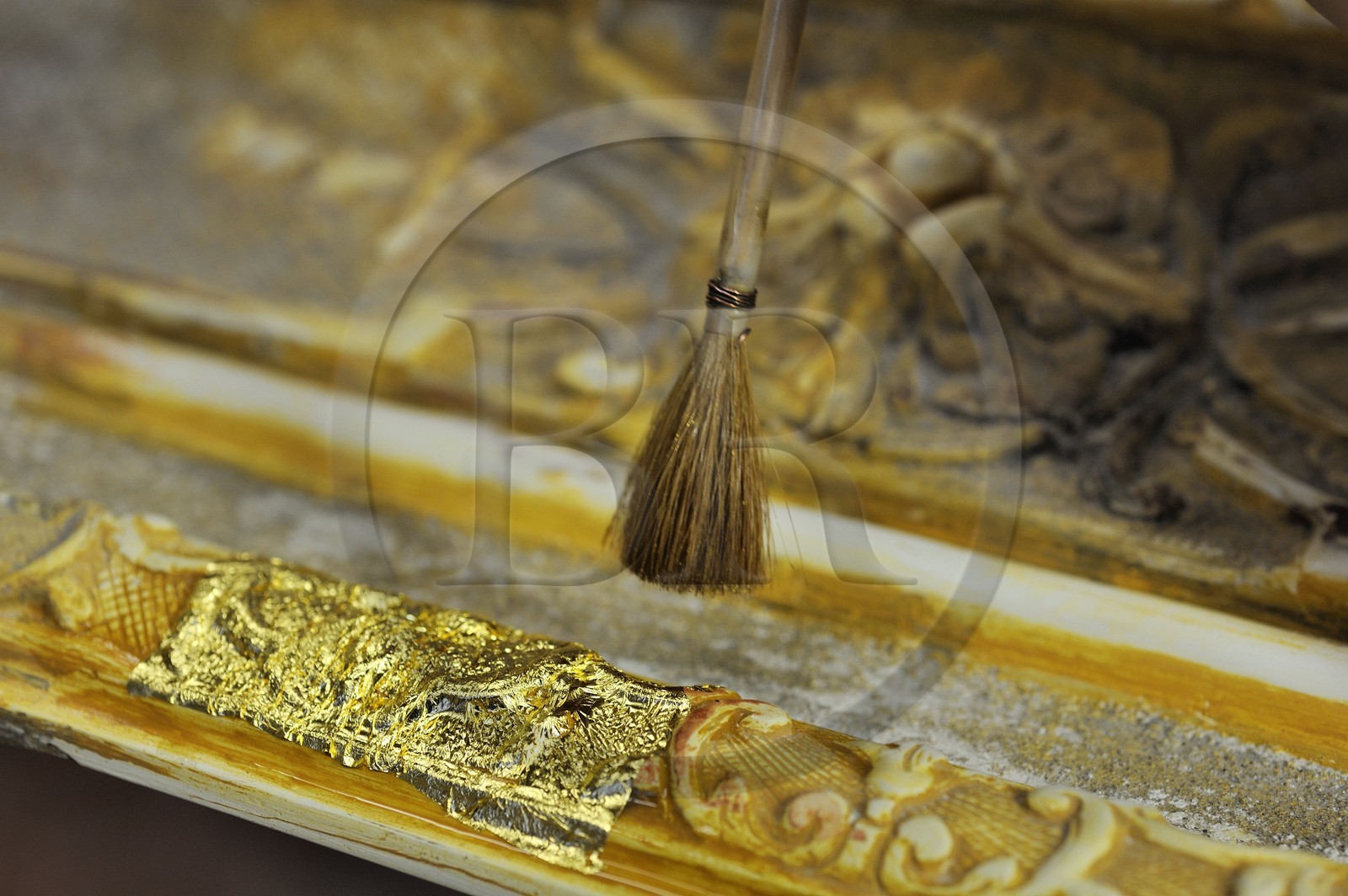 France, Yvelines (78), château de Versailles, ateliers de restauration du château, atelier de dorures, Laurent Hissier travaillant sur un cadre de tableau France, Yvelines (78), château de Versailles, ateliers de restauration du château, atelier de dorures, Laurent Hissier travaillant sur un cadre de tableau