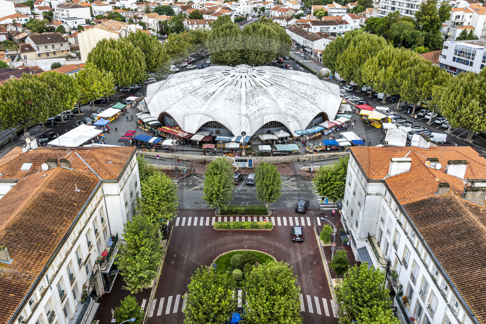 France, Charente-Maritime (17), Royan, marché central (1955) des architectes Louis Simon et André Morisseau en forme de conque d’un grand coquillage blanc (vue aérienne)