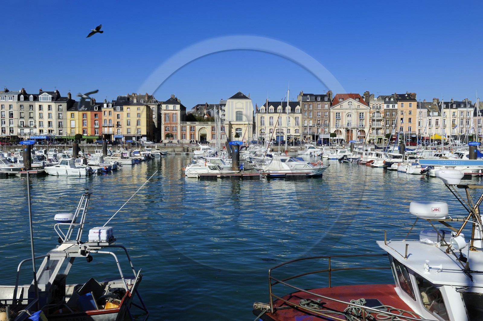 France, Seine-Maritime (76), Dieppe, le port et le quai Henri IV, l'ancien Collège des Oratoriens au centre France, Seine-Maritime (76), Dieppe, le port et le quai Henri IV, l'ancien Collège des Oratoriens au centre