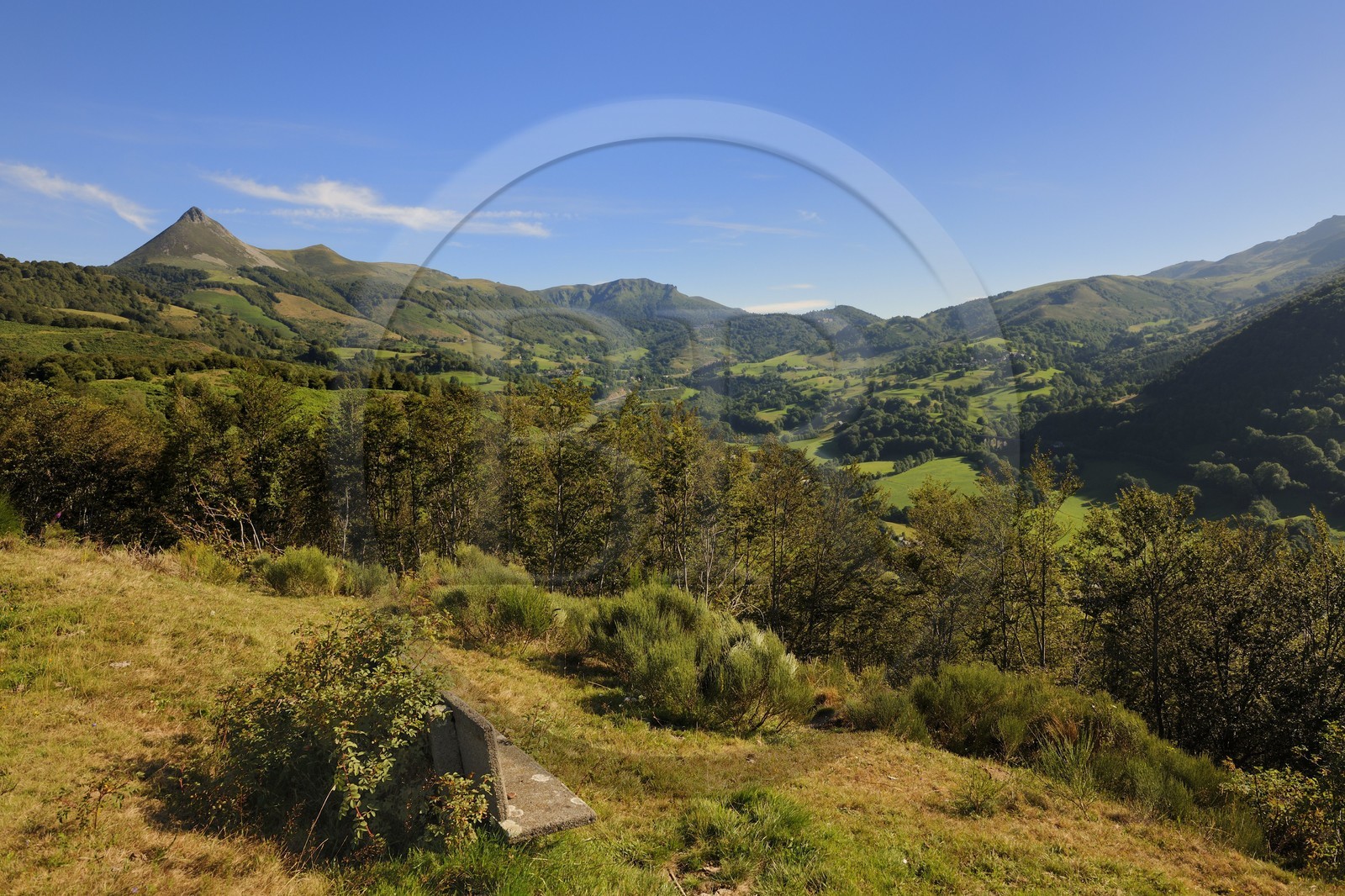 France, Cantal (15), monts du Cantal, Parc Naturel Régional des Volcans d' Auvergne, Saint-Jacques-des-Blats sur le chemin de Saint-Jacques de Compostelle par la Via Arverna, la vallée de la Cère et le Puy Griou (1694m) France, Cantal (15), monts du Cantal, Parc Naturel Régional des Volcans d' Auvergne, Saint-Jacques-des-Blats sur le chemin de Saint-Jacques de Compostelle par la Via Arverna, la vallée de la Cère et le Puy Griou (1694m)
