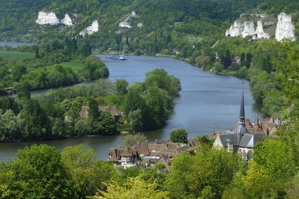 France, Eure (27), le village des Andelys et la Seine
