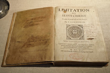 France, Seine-Maritime (76), Rouen, musée Pierre Corneille, le traduction en français de L'Imitation de Jésus Christ (De imitatione Christi) écrit par Corneille et dédicacé par Corneille à son professeur du lycée des Jésuites