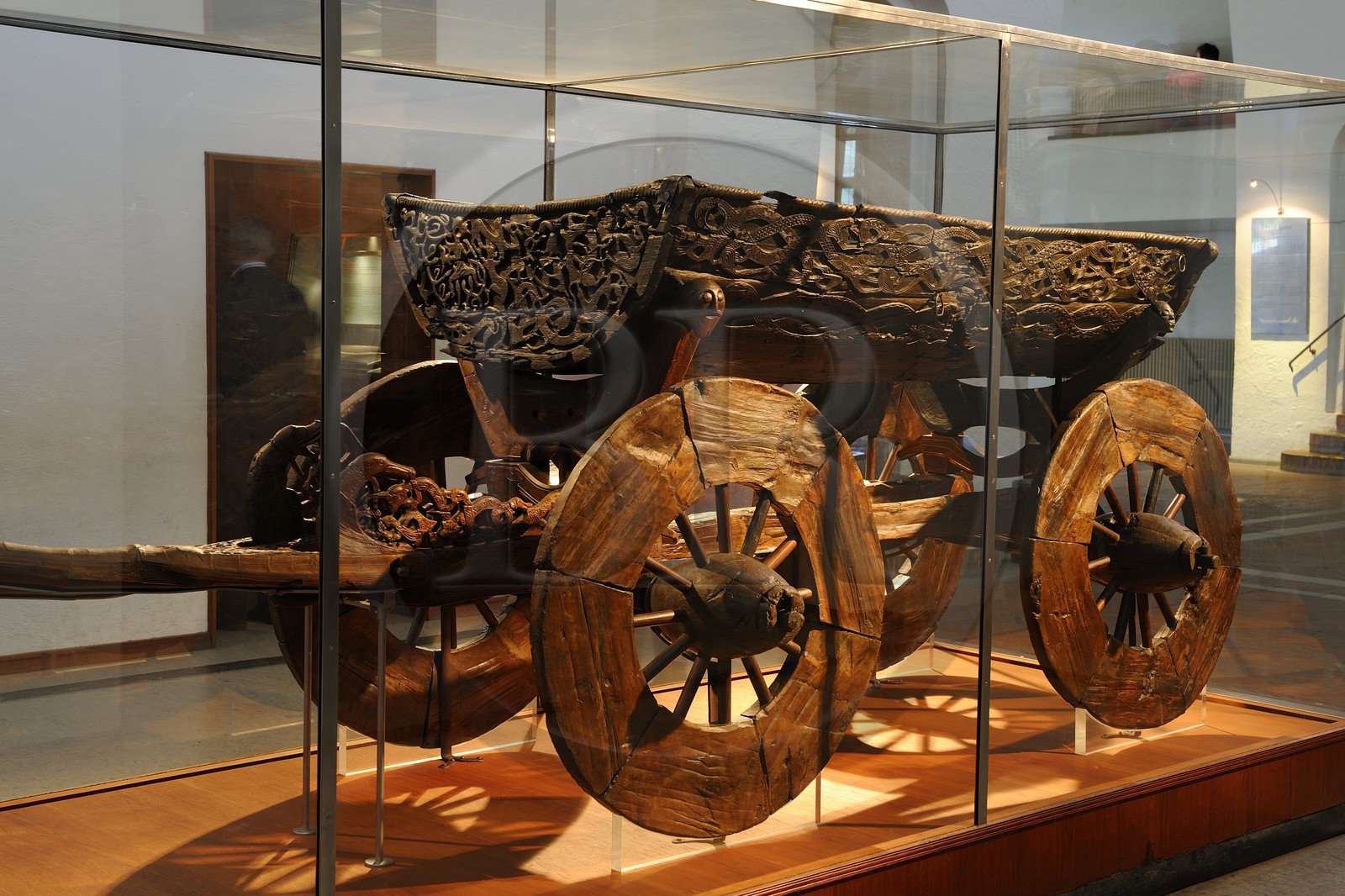 Norvège, Oslo, presqu'île de Bygdoy, musée des Bateaux vikings, objets trouvés dans la tombe d'Oseberg (9ème siècle), le chariot