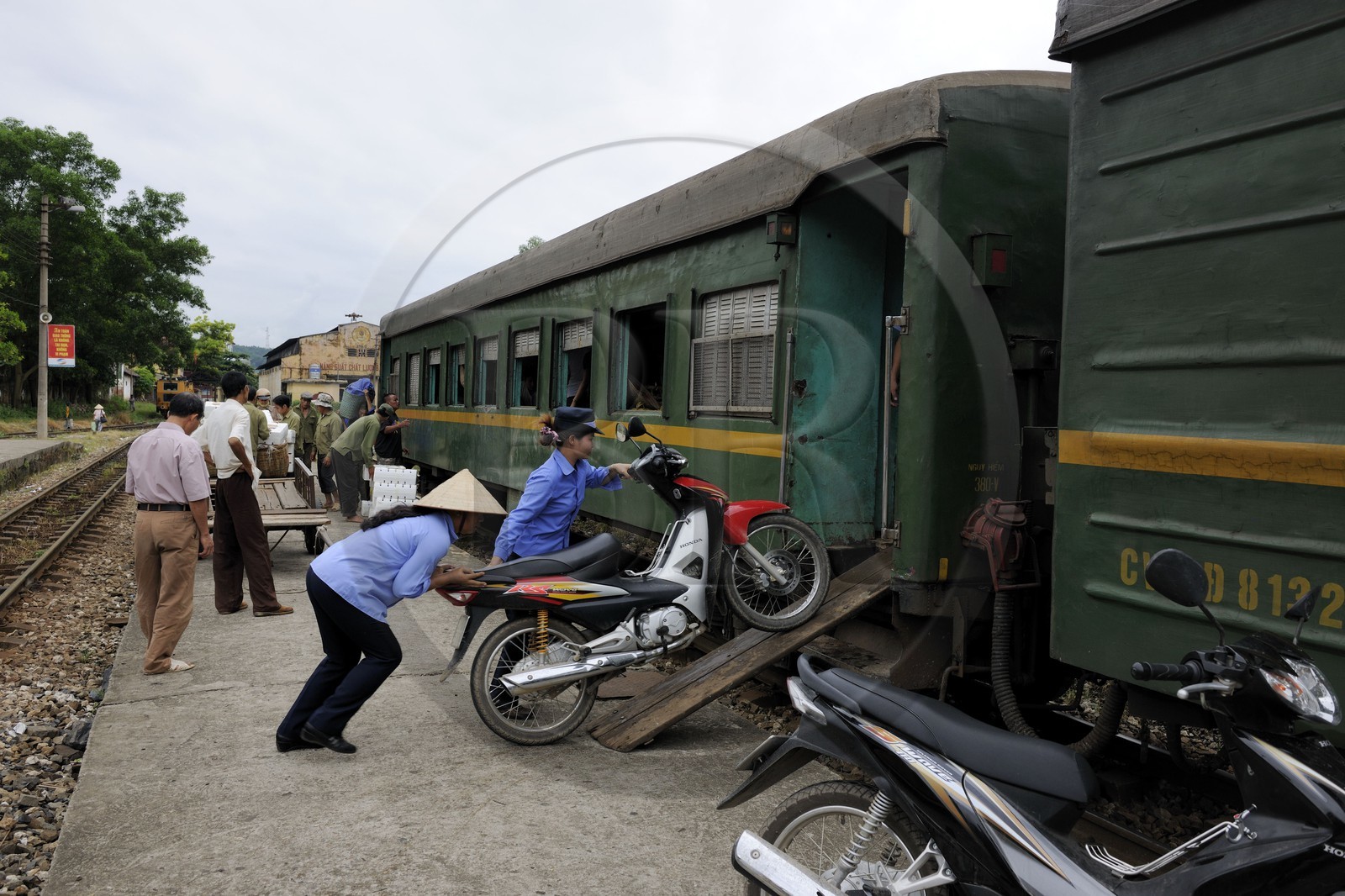 Vietnam, train de jour de Lao Cai à Hanoï, gare de Yen Bai, transport des motos dans un wagon spécial