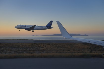 Grèce, Crète, atterrissage d'un avion à l'aéroport d'Heraklion