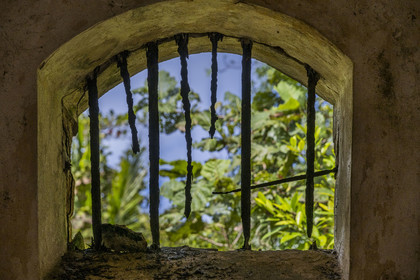 France, Guyane, Kourou, Iles du Salut, Ile Royale, le quartier disciplinaire du bagne pour les condamnés récalcitrants, barreaux d'une cellule rongée par la rouille