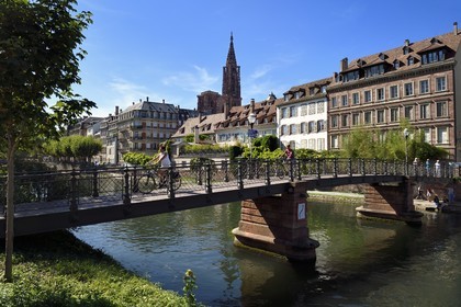 France, Bas Rhin, Strasbourg, old town listed as World Heritage by UNESCO, the banks of the Ill river facing the Quai des Bateliers, the Cathedral and the Passerelle de l'Abreuvoir bridge