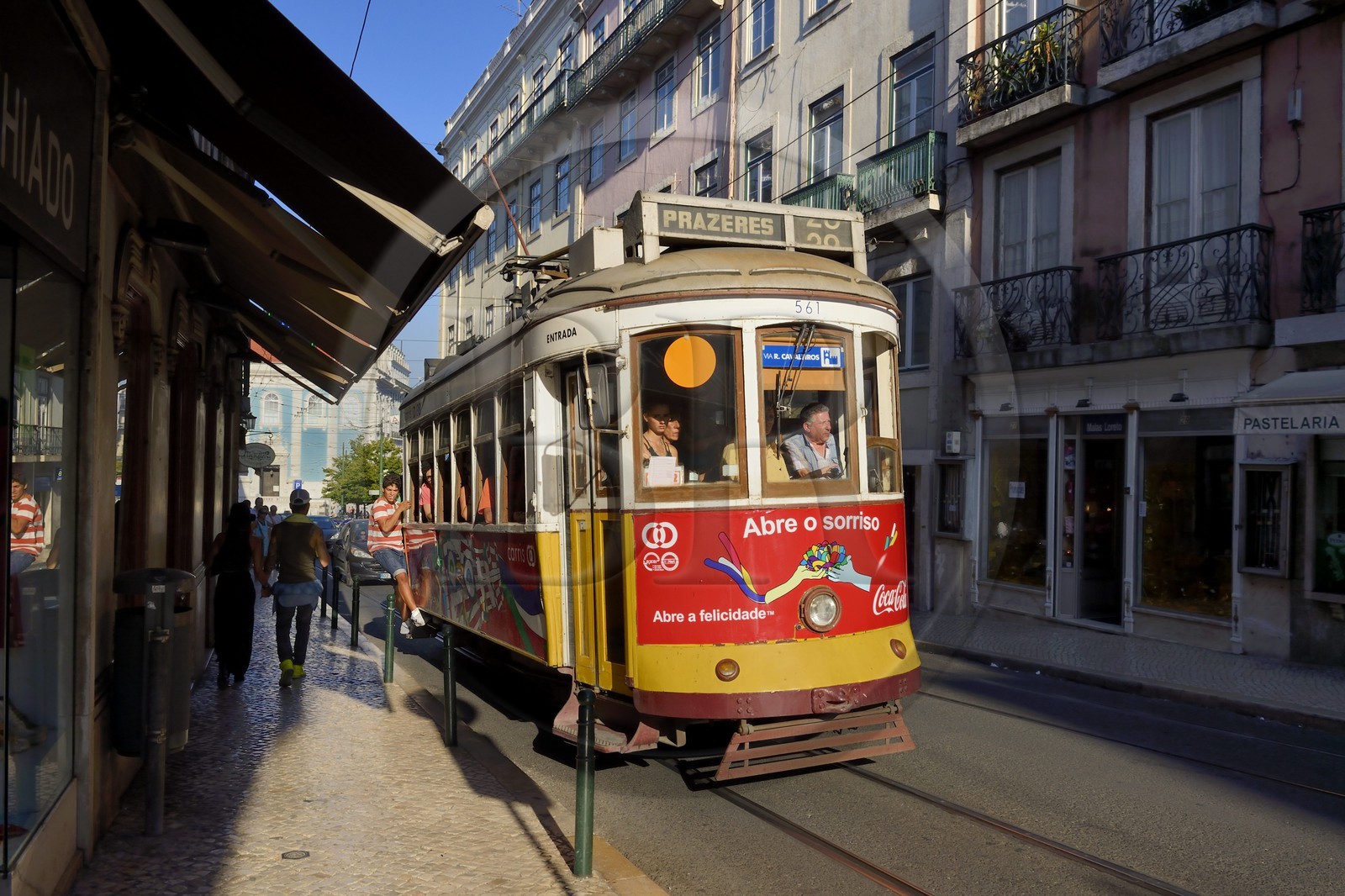 Portugal, Lisbonne, quartier du Bairro Alto, enfant s'accrochant à un tramway (electricos) dans la rua do Loreto
