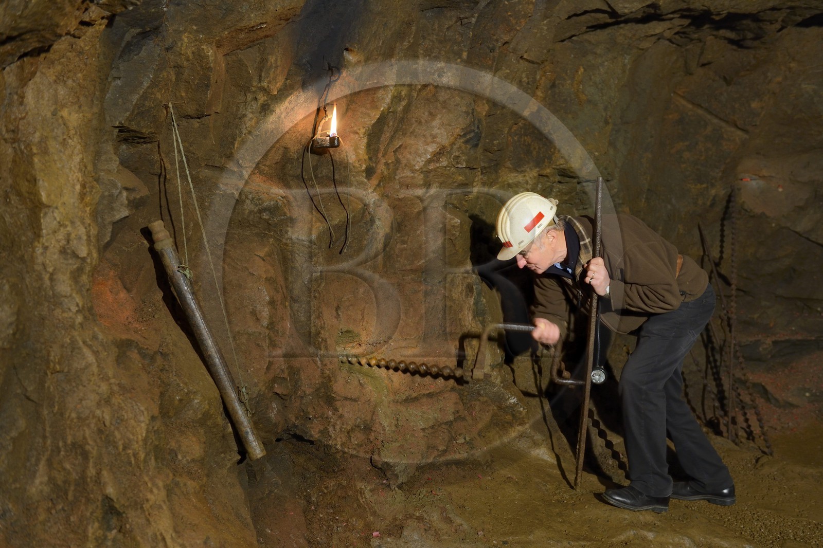 France, Moselle (57), Vallée de la Fensch, Neufchef, Antoine Bach a passé 36 années sous terre en temps que porion (maître mineur) dans les galeries de l'ancienne mine de fer de Hayange, percer un trou pour mettre de la poudre et faire exploser la roche