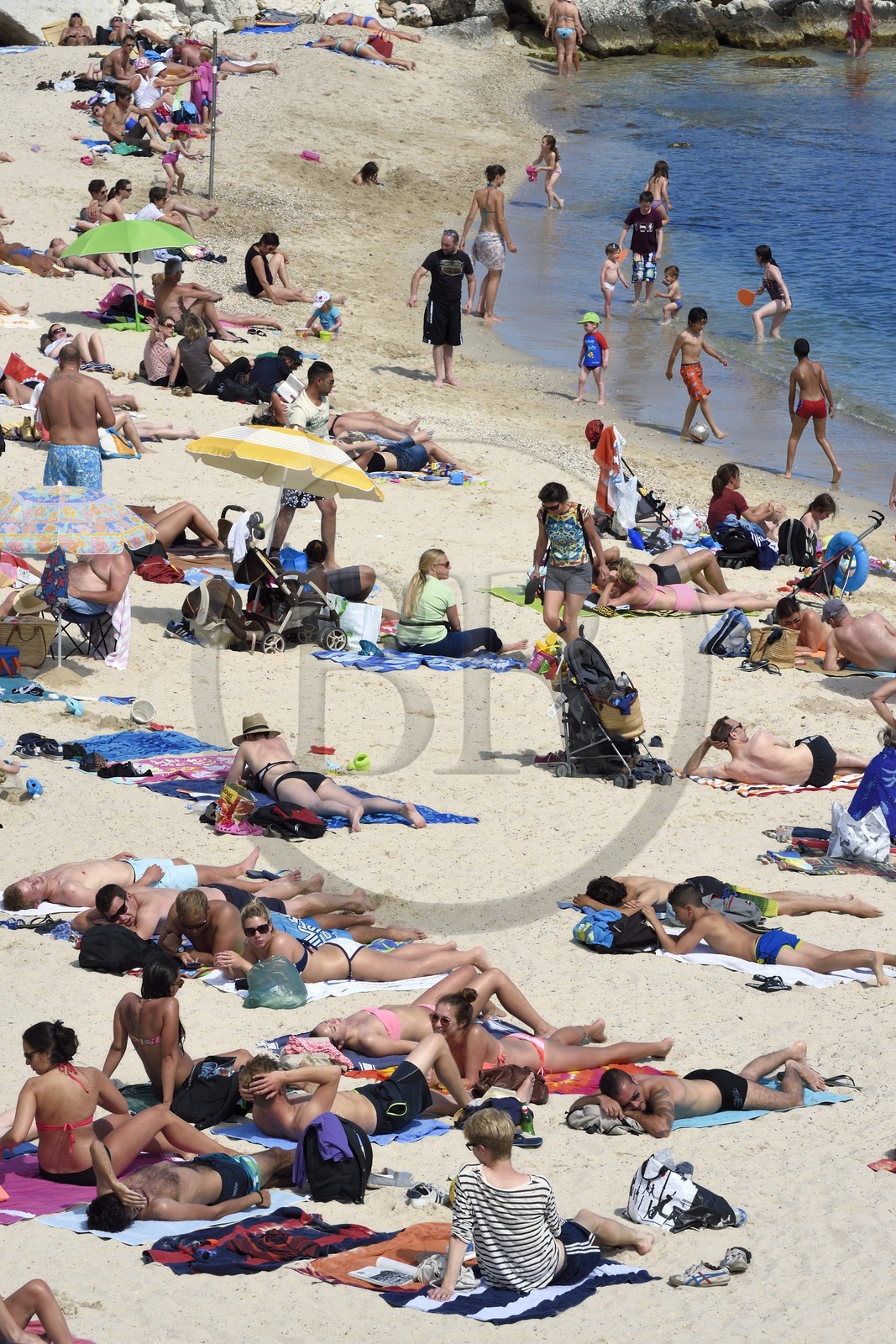France, Alpes-Maritimes (06), Antibes, plage de la Gravette nichée dans les remparts de la vieille ville