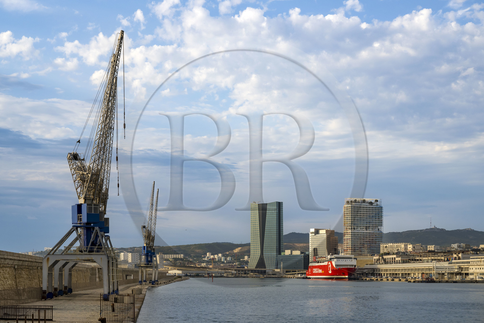 France, Bouches-du-Rhône (13), Marseille, Zone Euroméditerranée, Grand Port Maritime, les élégantes grues de la digue du large, la tour CMA CGM et tour La Marseillaise en arrière plan