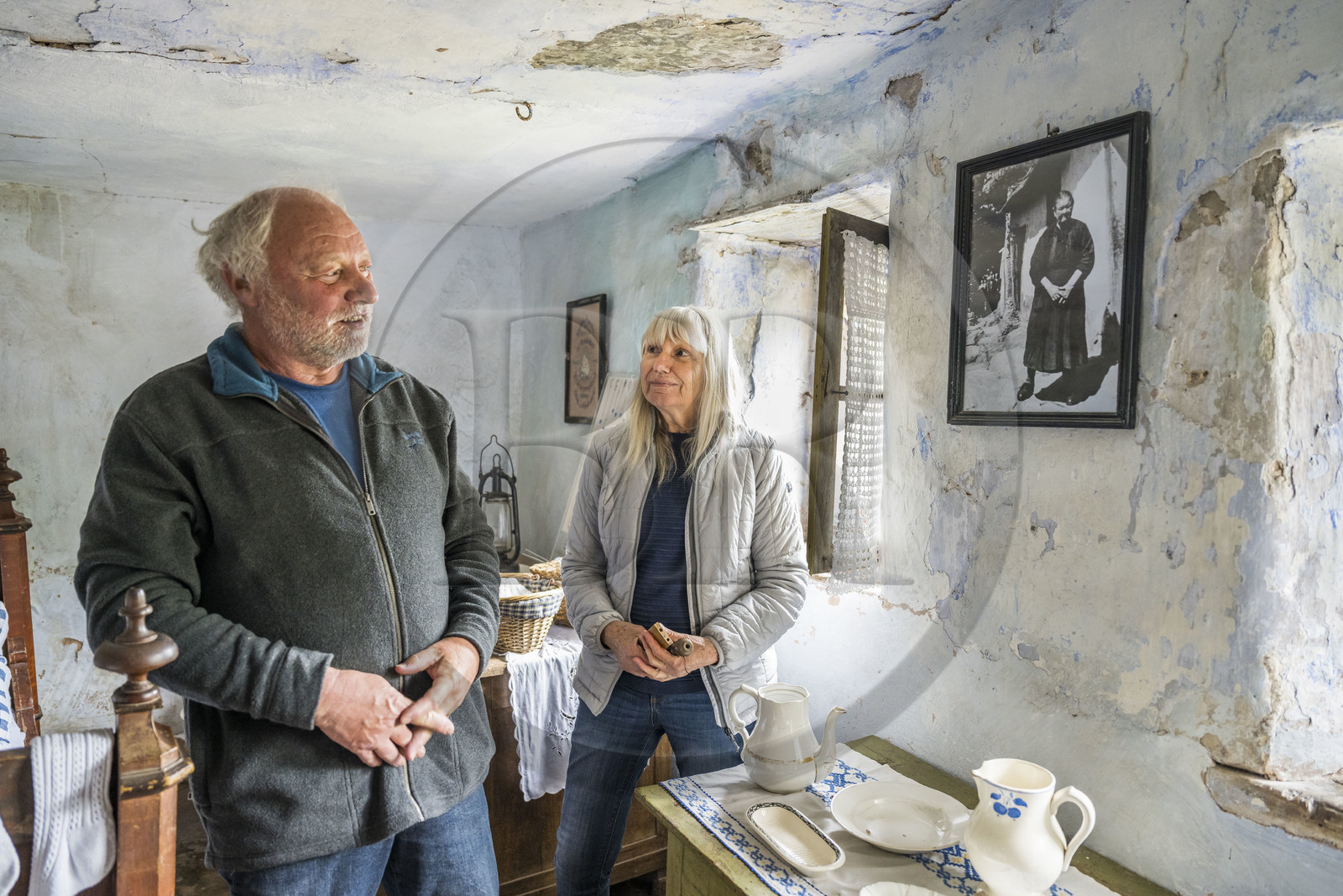 France, Bas-Rhin (67), Parc Naturel régional des Vosges du Nord, Eschbourg, Maisons des Rochers de Graufthal, habitations semi-troglodytiques du XVIIIe siècle, photo de Catherine Ottermann, la dernière habitante décédée en 1958