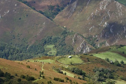 France, Pyrénées-Atlantiques (64), Pays-Basque, chemin de Saint-Jacques de Compostelle, bergerie de l'enclave espagnole à l'ouest du GR 65 entre Saint-Jean-Pied-de-Port et Roncevaux vers le col de Bentarte