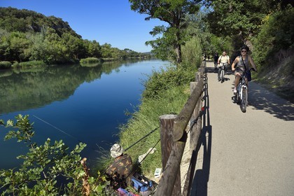 France, Alpes-de-Haute-Provence (04), parc naturel régional du Verdon, Gréoux-les-Bains, piste cylcable des rives du Verdon, peche à la truite