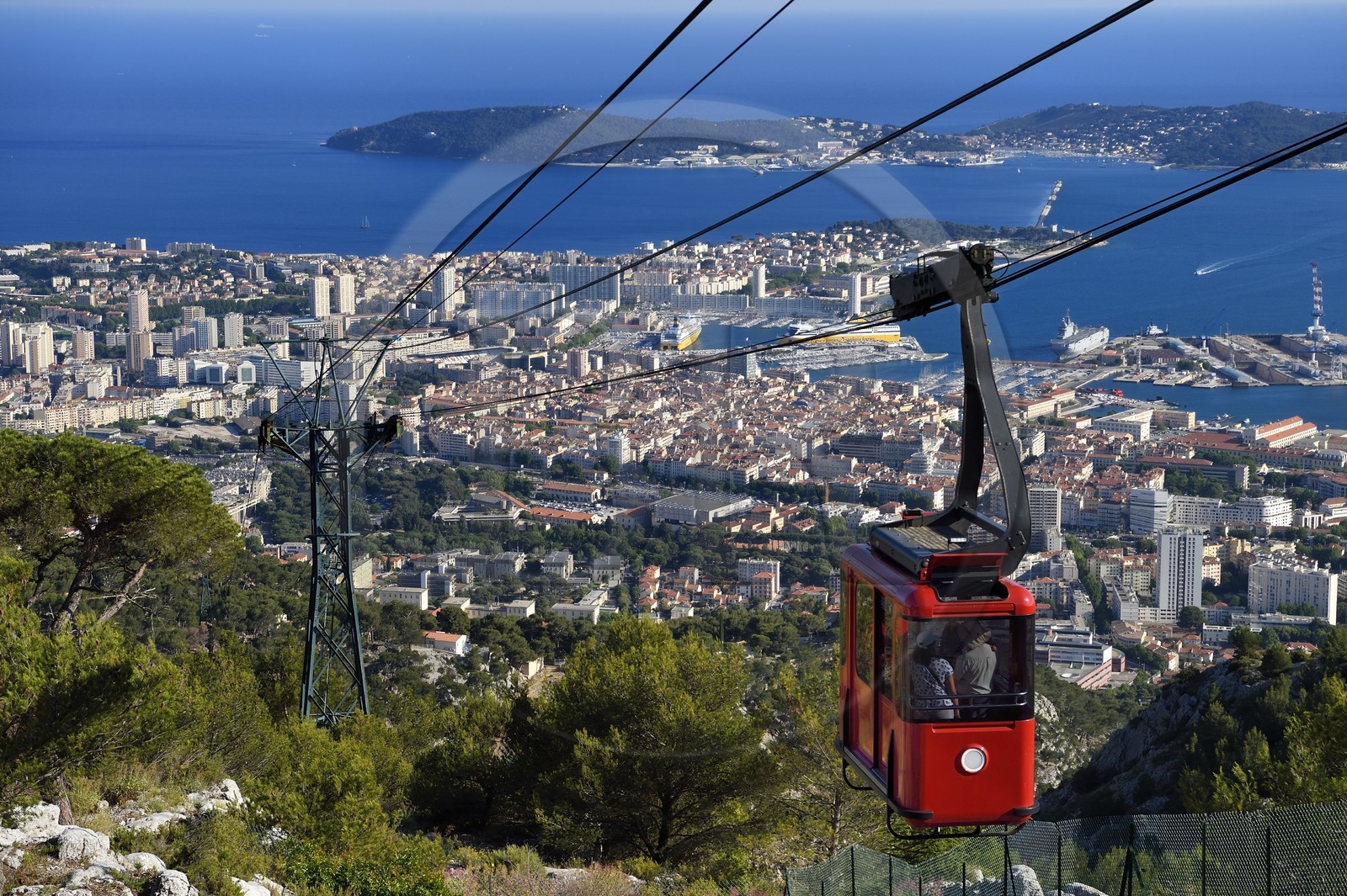 France, Var (83), Toulon, le téléphérique depuis le Mont Faron, la ville et le port militaire (Arsenal) ainsi que la presqu'Ile de Saint-Mandrier dans la rade en arrière plan
