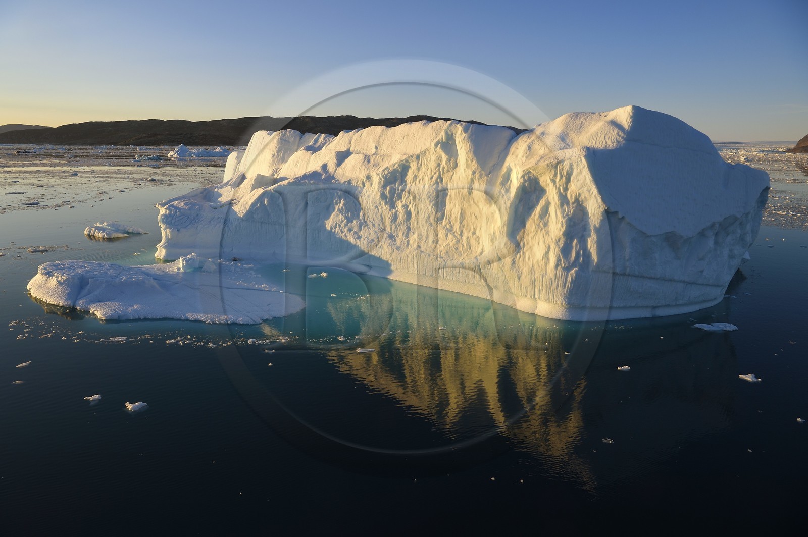 Groenland, cote ouest, baie de Disko, icebergs dans la baie de Quervain au coucher de soleil