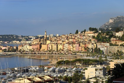 France, Alpes-Maritimes (06), Menton, la vieille ville dominée par la Basilique Saint Michel