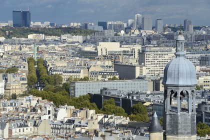 France, Paris (75), le clocher de l'église Saint-Étienne du Mont, l'Institut du Monde Arabe de l'architecte Jean Nouvel et architecture-studio, la colonne de Juillet sur la place de la Bastille et l'Opéra Bastille en arrière plan, tout au fond les arbres du cimetière du Père Lachaise