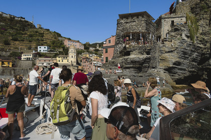 Italie, Ligurie, Cinque Terre, parc national des Cinque Terre classé Patrimoine Mondial de l'UNESCO, village de Vernazza, débarquements des passagers du bateau de liaison
