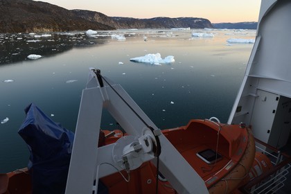 Groenland, cote ouest, baie de Disko, le bateau de croisière MS Fram de la compagnie Hurtigruten progresse dans le detroit d'Ataa, canot de sauvetage