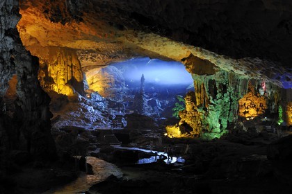 Vietnam, province de Quang Ninh, la Baie d'Halong classée Patrimoine Mondial de l'UNESCO, la grotte Hang Sung Sot dite de la Surprise sur l'île de Bo Hon