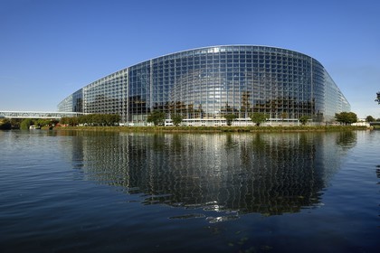 France, Bas-Rhin (67), Strasbourg, quartier européen, le Parlement européen en bordure de la rivière l'Ill et du canal de la Marne au Rhin