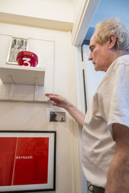France, Paris (75), l'artiste plasticien Jean-Pierre Raynaud dans son appartement atelier, à l'intérieur des wc, un des lieux refuges des plus intimes de l'artiste où il peut être proche de certaines de ses œuvres historiques qui lui sont chers, Psycho-Objet Chaud 1964