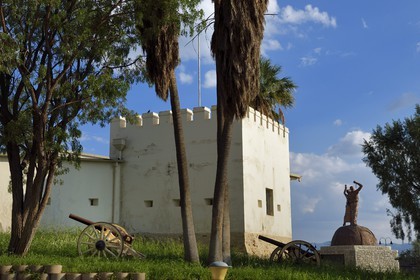 Namibie, région de Khomas, Windhoek, Alte Feste (Old Fortress) a servi de quartier général de la Schutztruppe impériale allemande, la Liberation statue Their Blood Waters Our Freedom en arrière plan