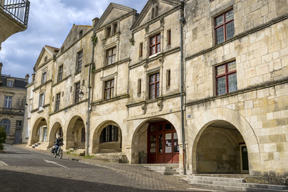 France, Vendée (85), Fontenay-le-Comte, place Belliard, maisons à arcades du XVIe siècle
