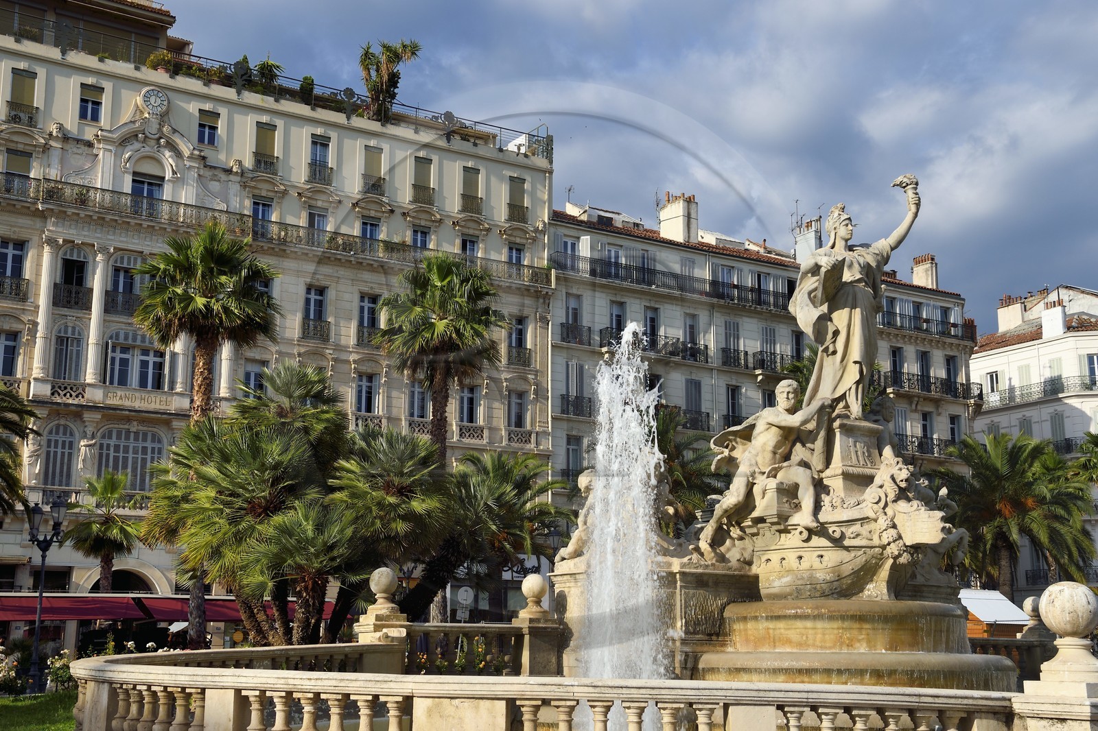 France, Var (83), Toulon, la  fontaine de la Fédération et l'ancien Grand Hotel sur la place de la Liberté