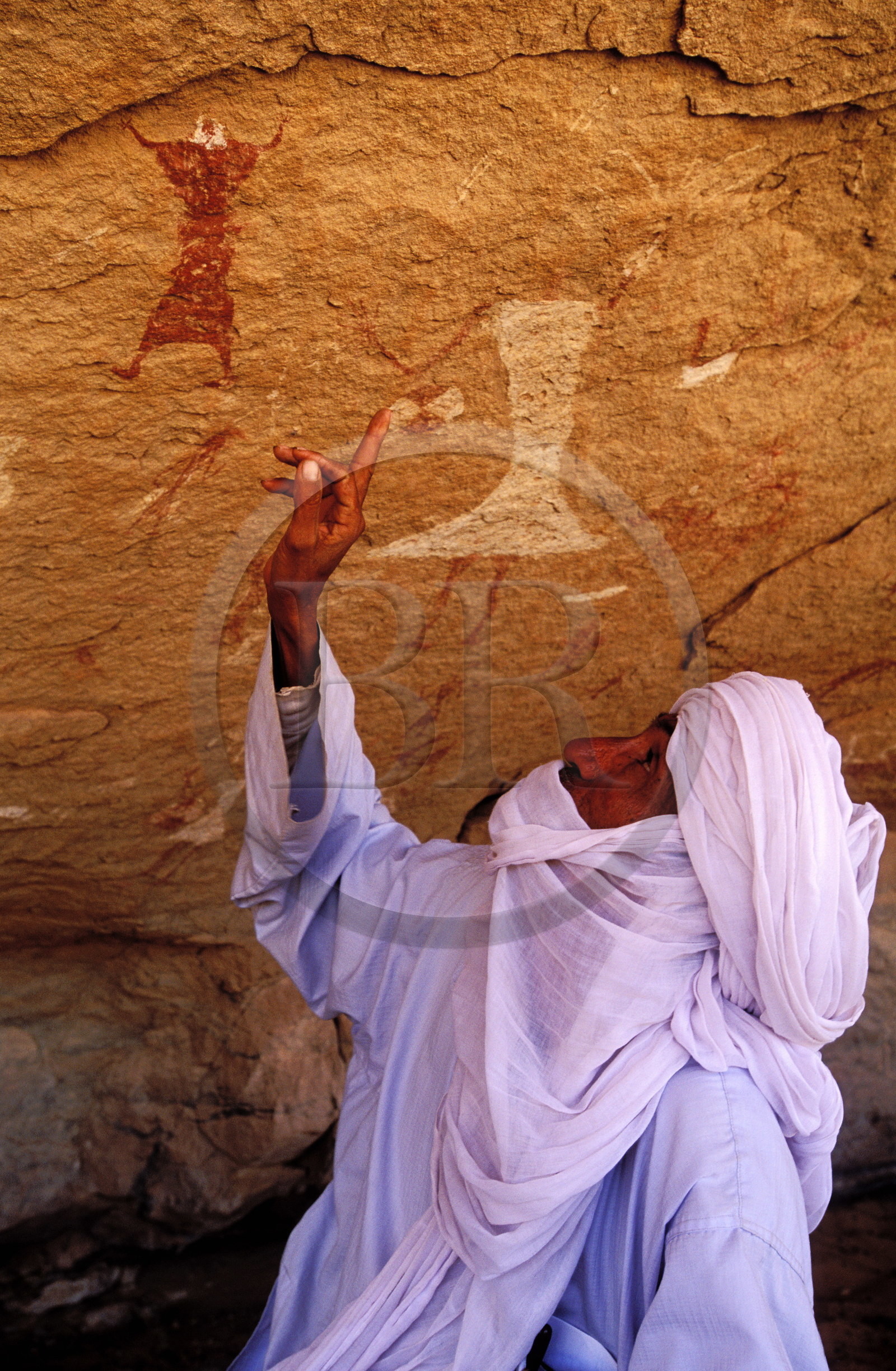 Libye, région du désert, Le Fezzan (Sahara), Tadrart Akakus, peintures rupestres du Wadi Teshwinat (représentation de danseurs et danseuses)