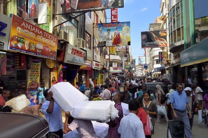 Sri Lanka, Western Province, Colombo District, Colombo, the lively Pettah Bazaar in 2nd Cross Street