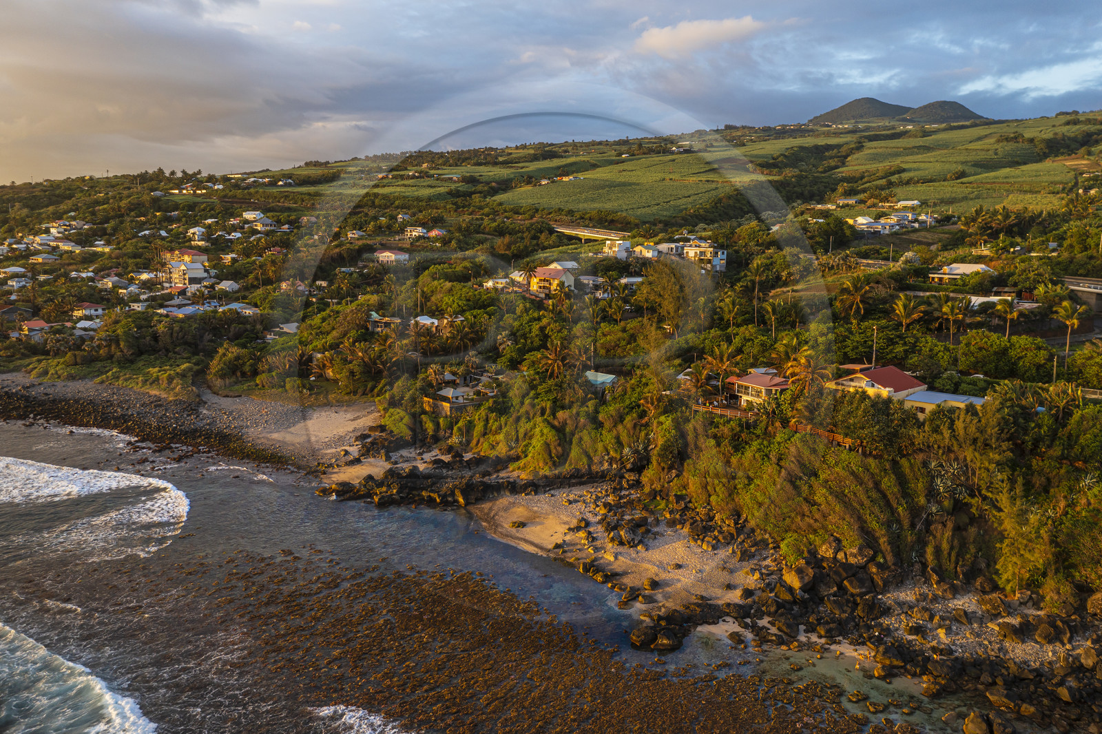France, Ile de la Reunion, Petite-Ile sur la côte sud, plage, rochers et champs de cannes à sucre (vue aérienne)