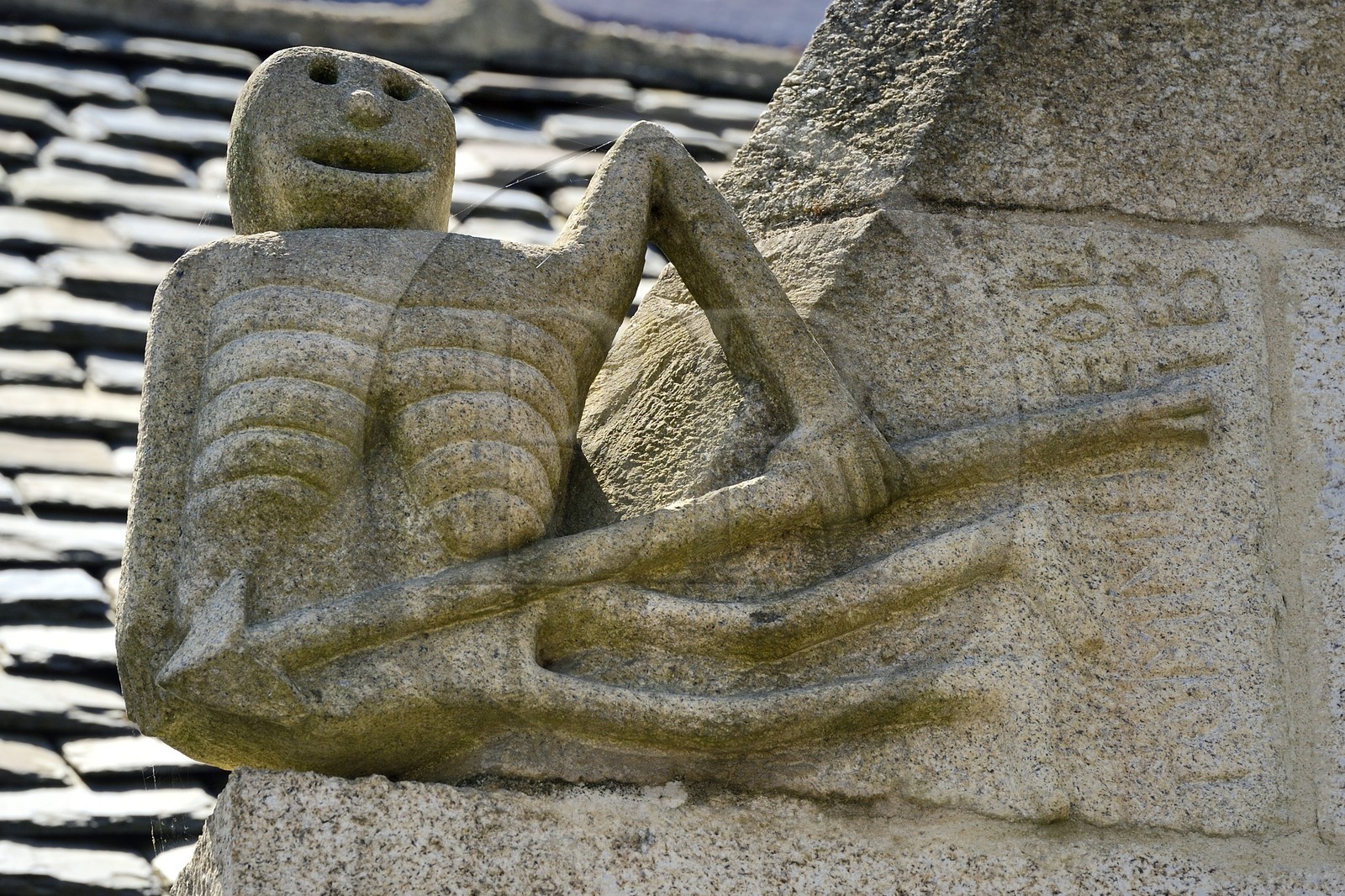 France, Finistère (29), Pleyben, statue de l'Ankou (personnification de la Mort en Basse-Bretagne) sur la facade d'une maison de la venelle des paquerettes