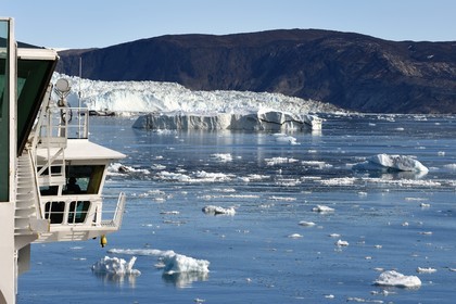 Groenland, cote ouest, baie de Disko, le bateau de croisière MS Fram de la compagnie Hurtigruten progresse entre les icebergs de la baie de Quervain vers le glacier Eqip Sermia (glacier Eqi)