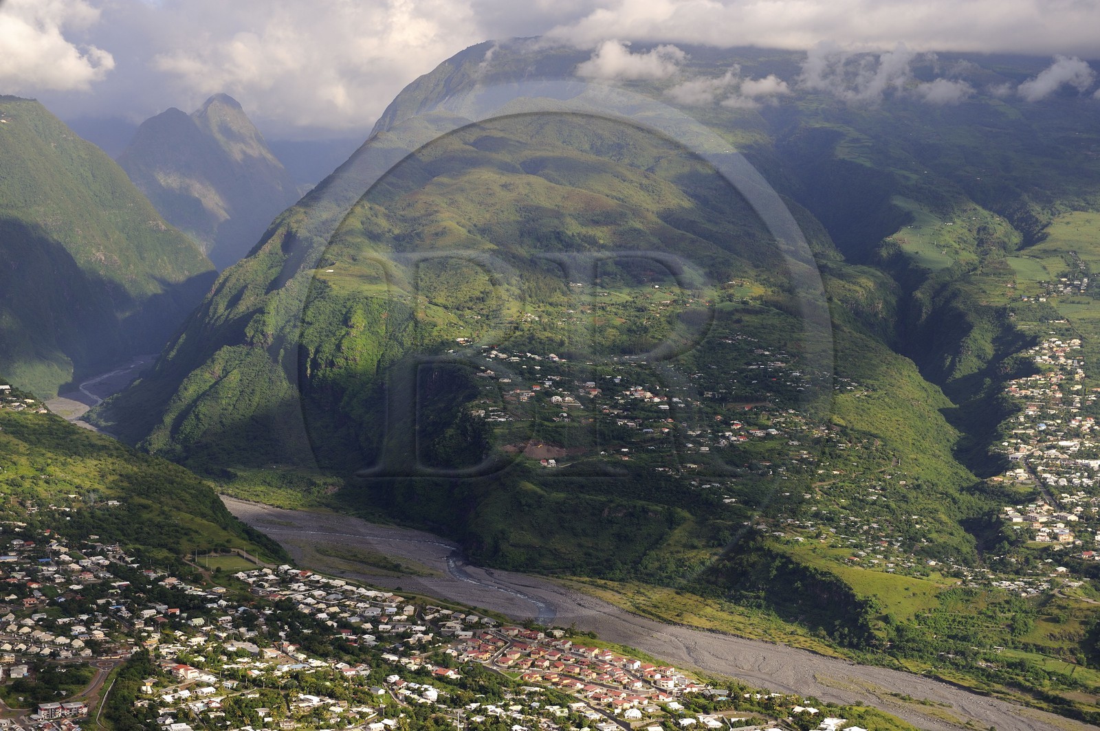 France, île de la Réunion, Le Port, la Rivière des Galets en provenance du Cirque de Mafate (vue aérienne)