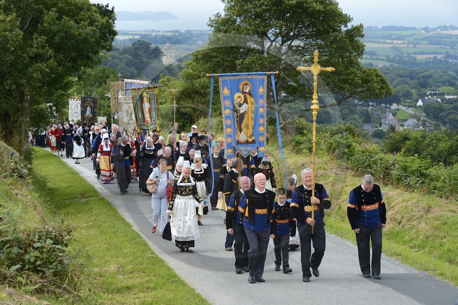 France, Finistère (29), Locronan, labellisé Les Plus Beaux Villages de France, procession de la petite Troménie, en arrière plan l'église Saint Ronan