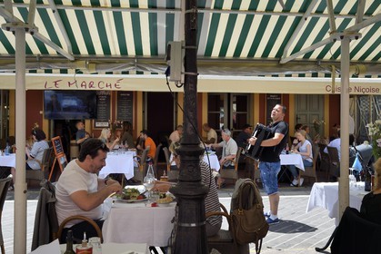 France, Alpes-Maritimes (06), Nice, vieille ville, marché du cours Saleya, terrasse de restaurant