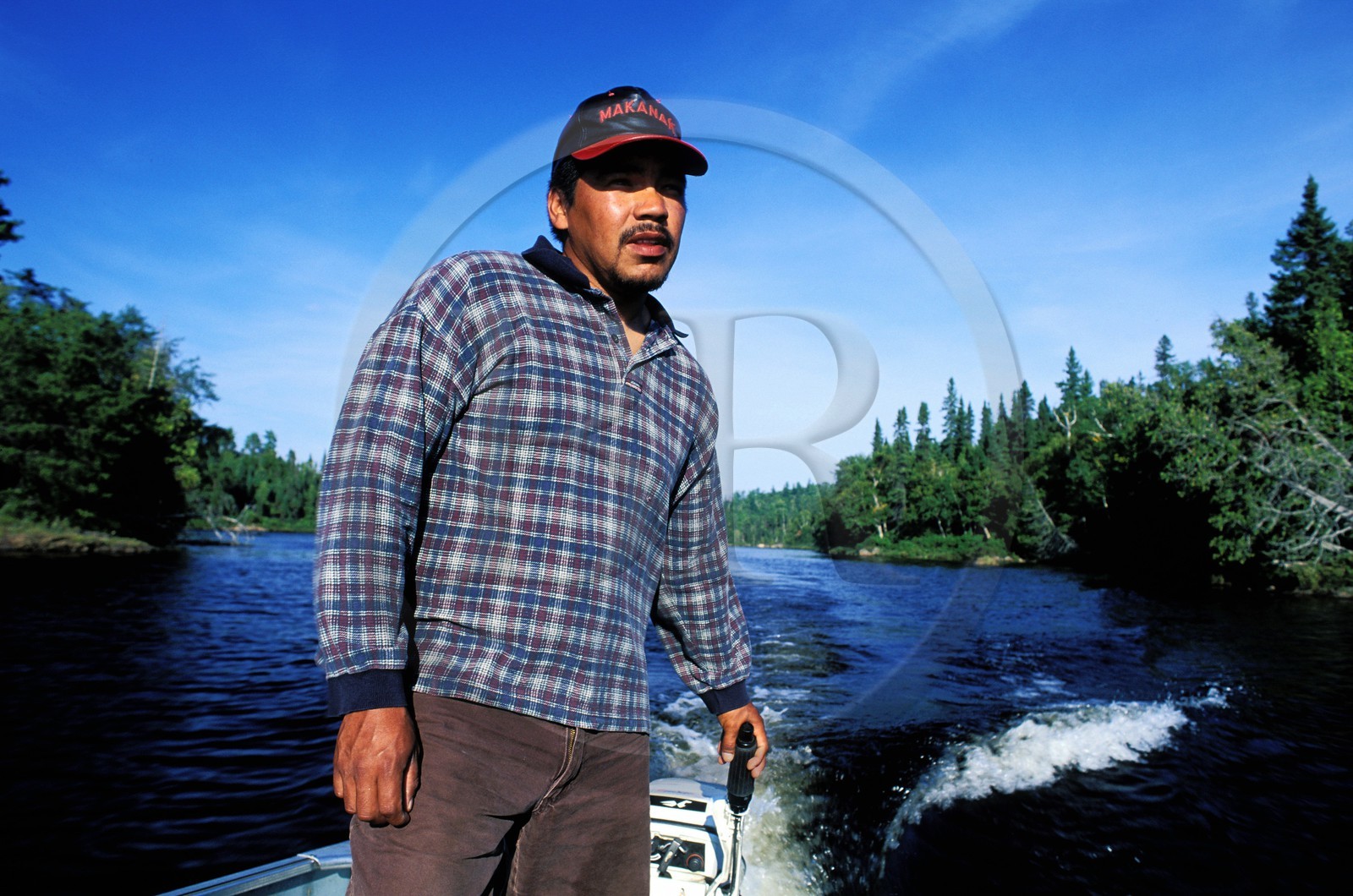 Canada, province de Québec, Réserve faunique de la Vérendrye, Grand lac Victoria, indien algonquin sur son bateaux