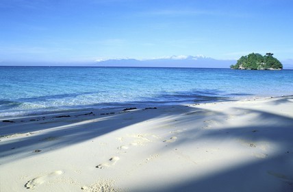 Philippines, île de Mindanao, golfe de Davao, traces de pas sur sable blanc, petite île privée et le volcan Mont Apo